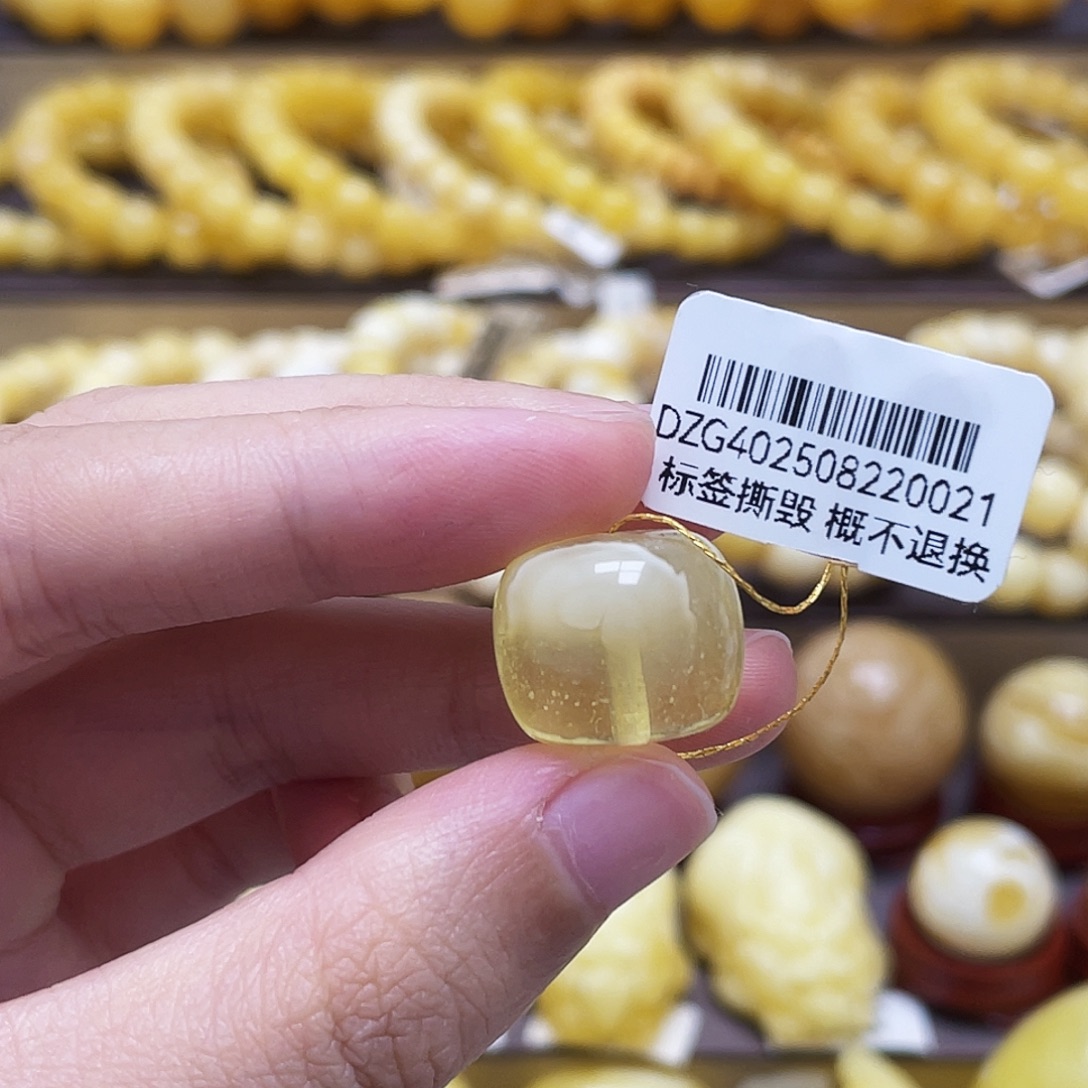 裸石琥珀未镶嵌16.2*13.9mm瑕疵