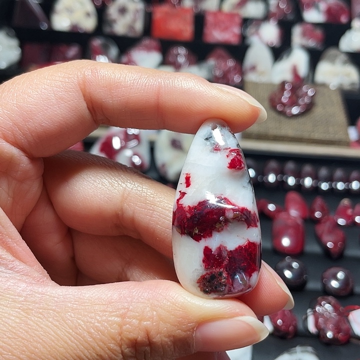 天然辰砂原石晶体吊坠