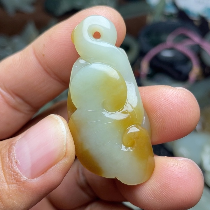 是****和田玉未镶嵌颈饰