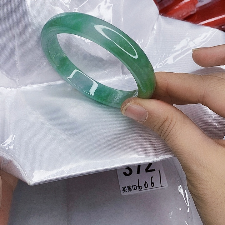 翡翠未镶嵌手镯一图一物实物为准（微瑕处理）