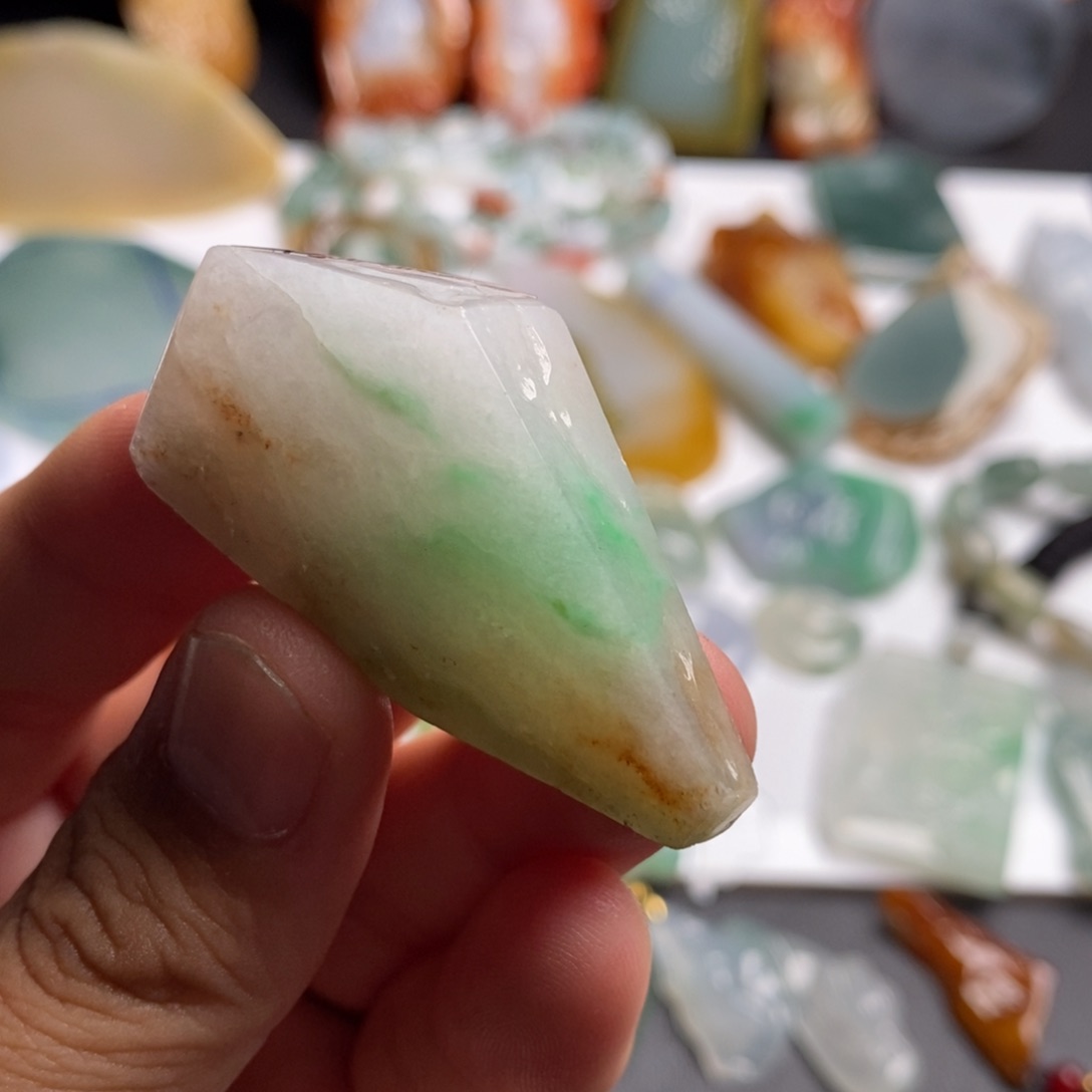 定制翡翠未镶嵌红翡飘绿