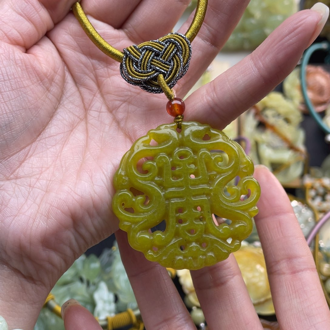 蛇纹石玉颈饰未镶嵌