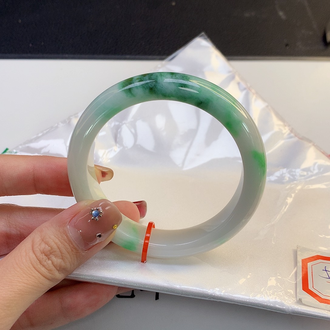 翡翠手镯未镶嵌天然翡翠A货6100