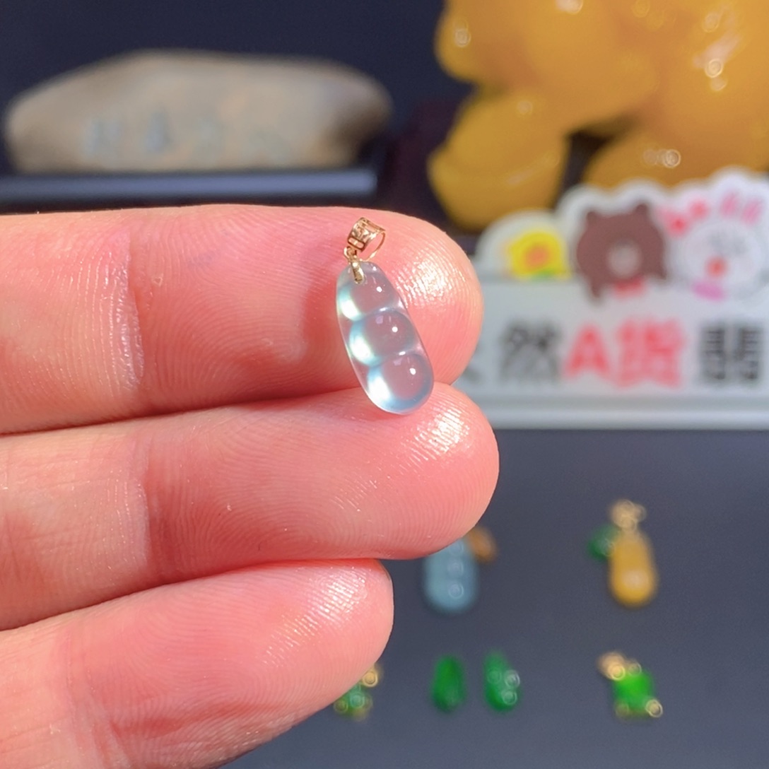 翡翠18K金镶嵌颈饰…………
