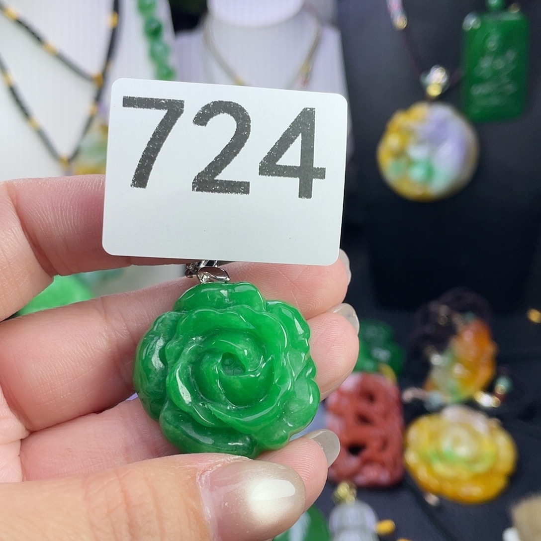 翡翠未镶嵌吊坠(赠链)