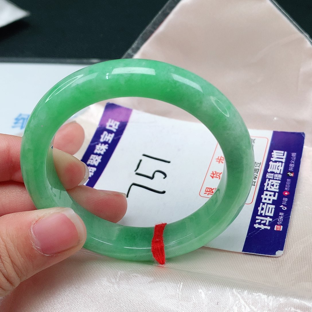 翡翠手镯未镶嵌翡翠