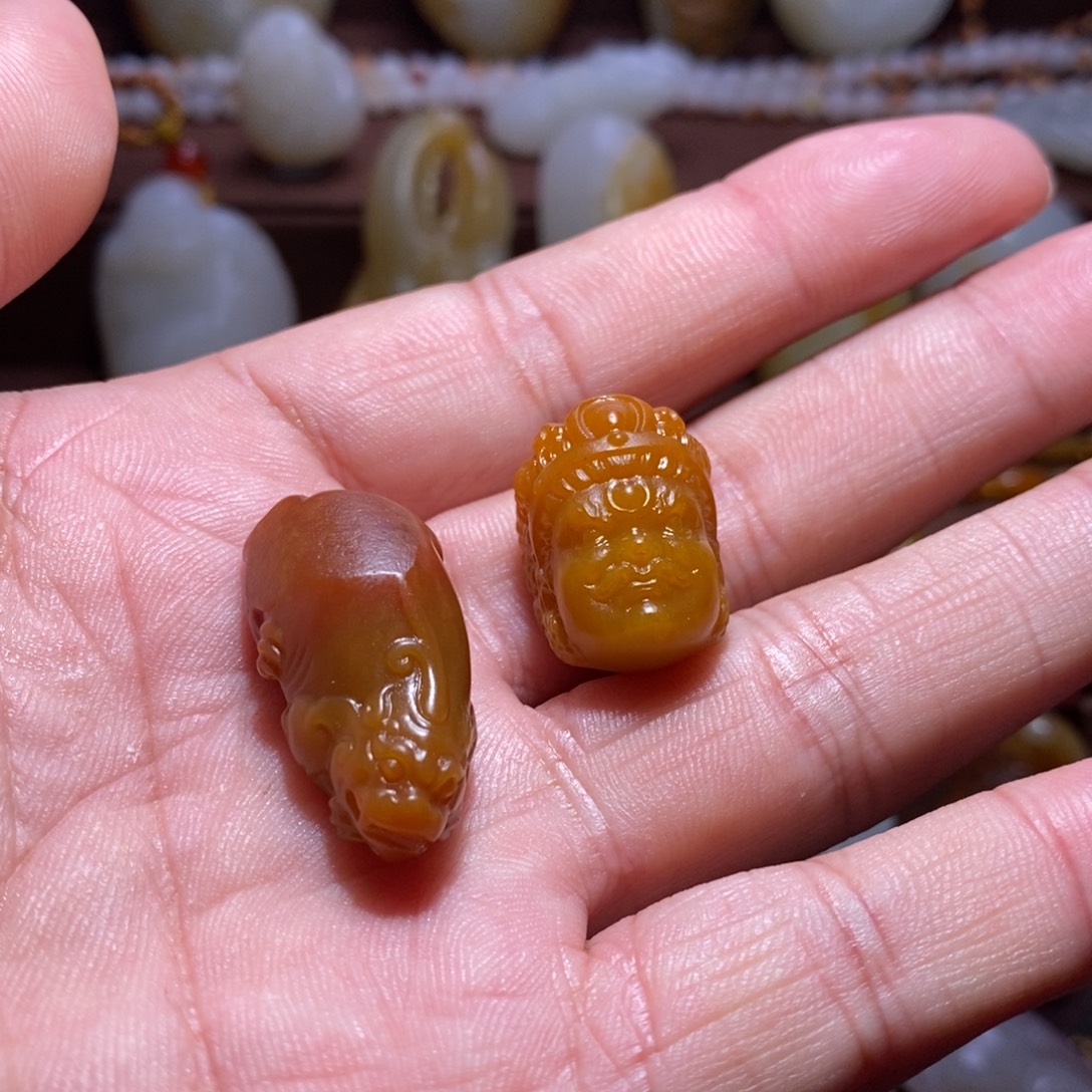 听***山和田玉未镶嵌颈饰