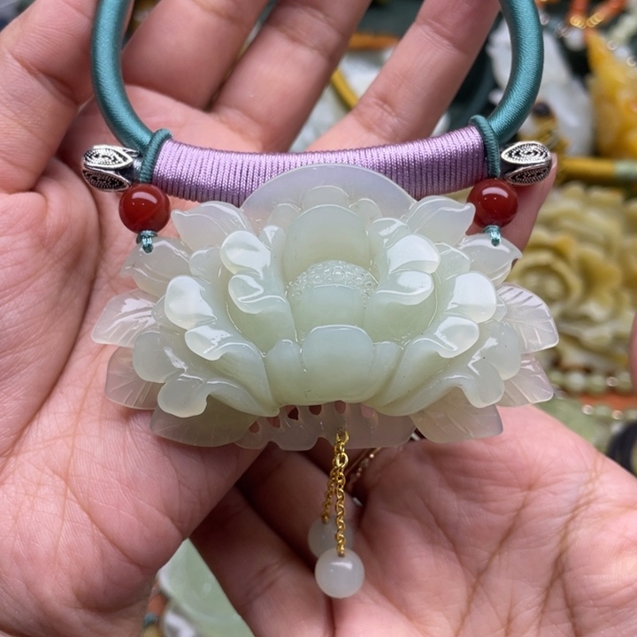 蛇纹石玉吊坠合金