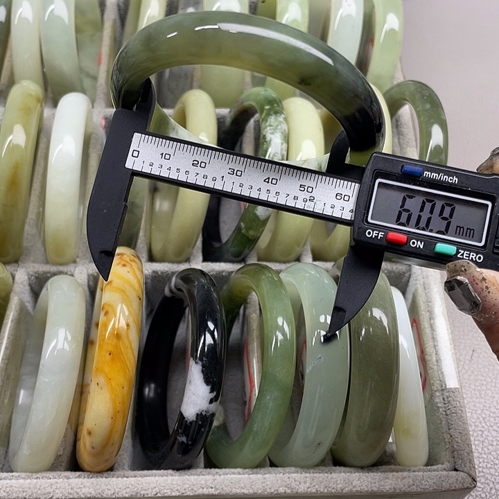 蛇纹石玉未镶嵌手镯210