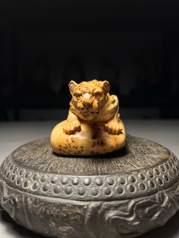 太行崖柏根雕金钱豹