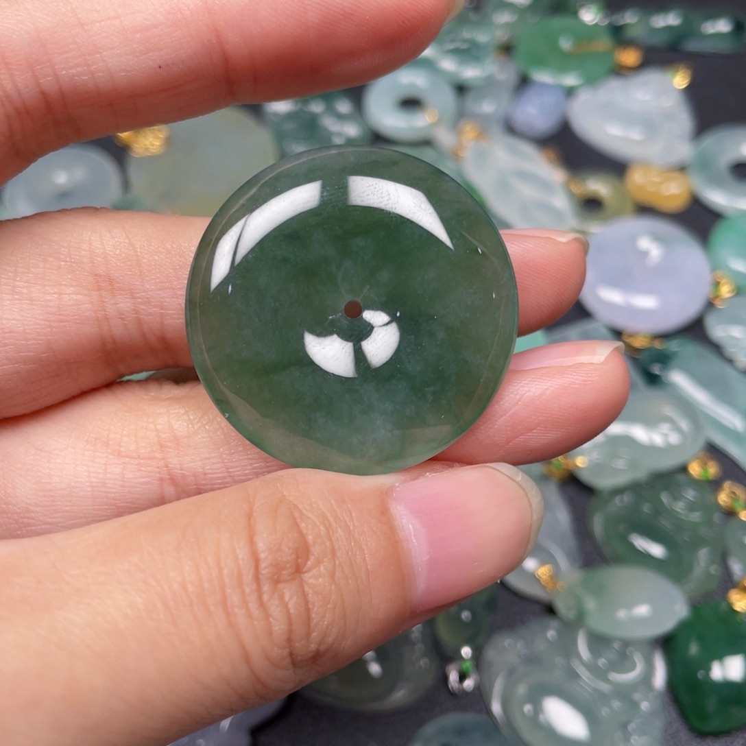 翡翠颈饰未镶嵌翡翠