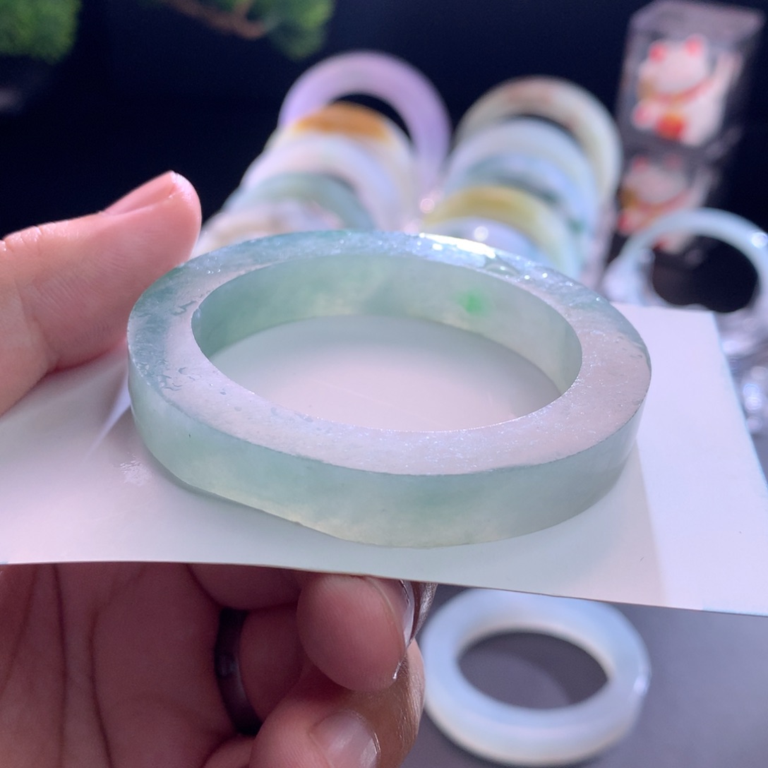 未镶嵌冰透起光冰绿翡翠手镯定制翡翠