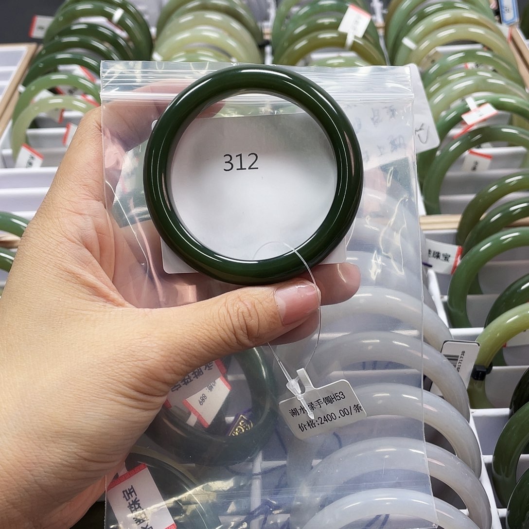 和田玉（糖玉）手镯未镶嵌312圈口53