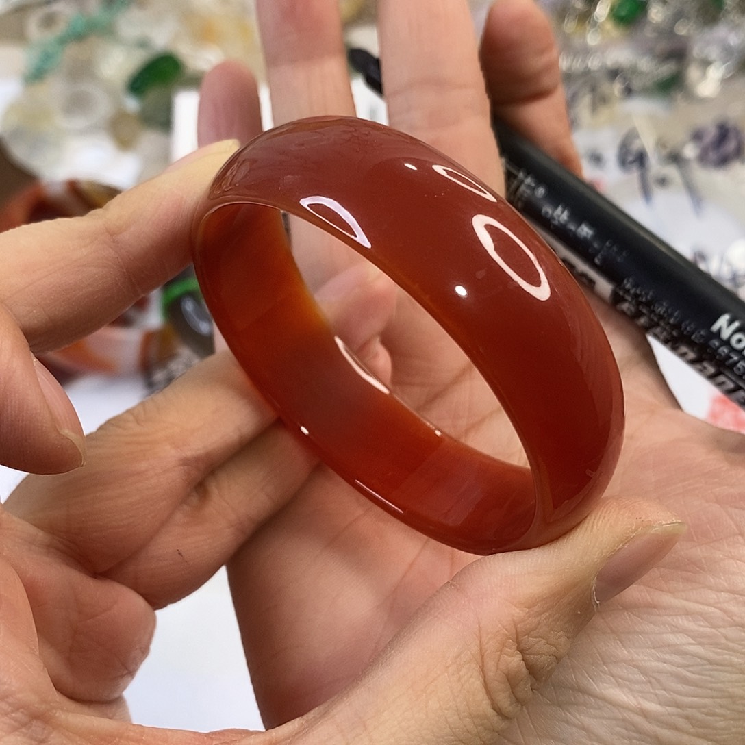 玛瑙/玉髓未镶嵌手镯A437。54.4圈。 瑕