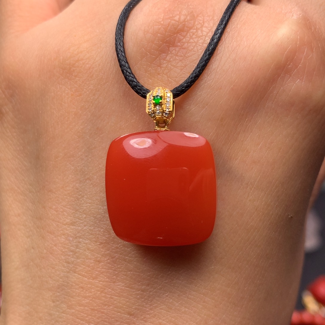 南红玛瑙吊坠18K金镶嵌