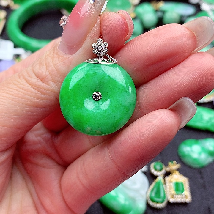 翡翠颈饰18K金镶嵌翡翠