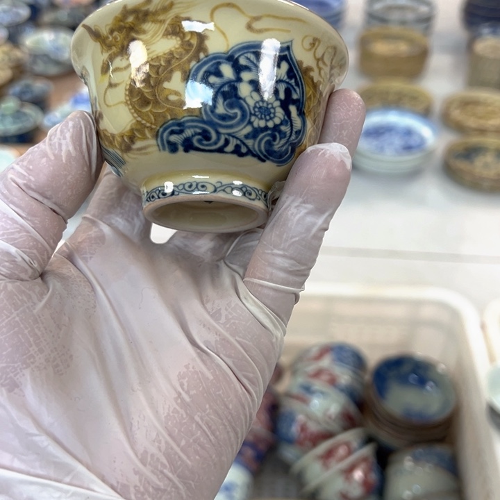 瓷片釉里金穿花龙压手杯主人杯