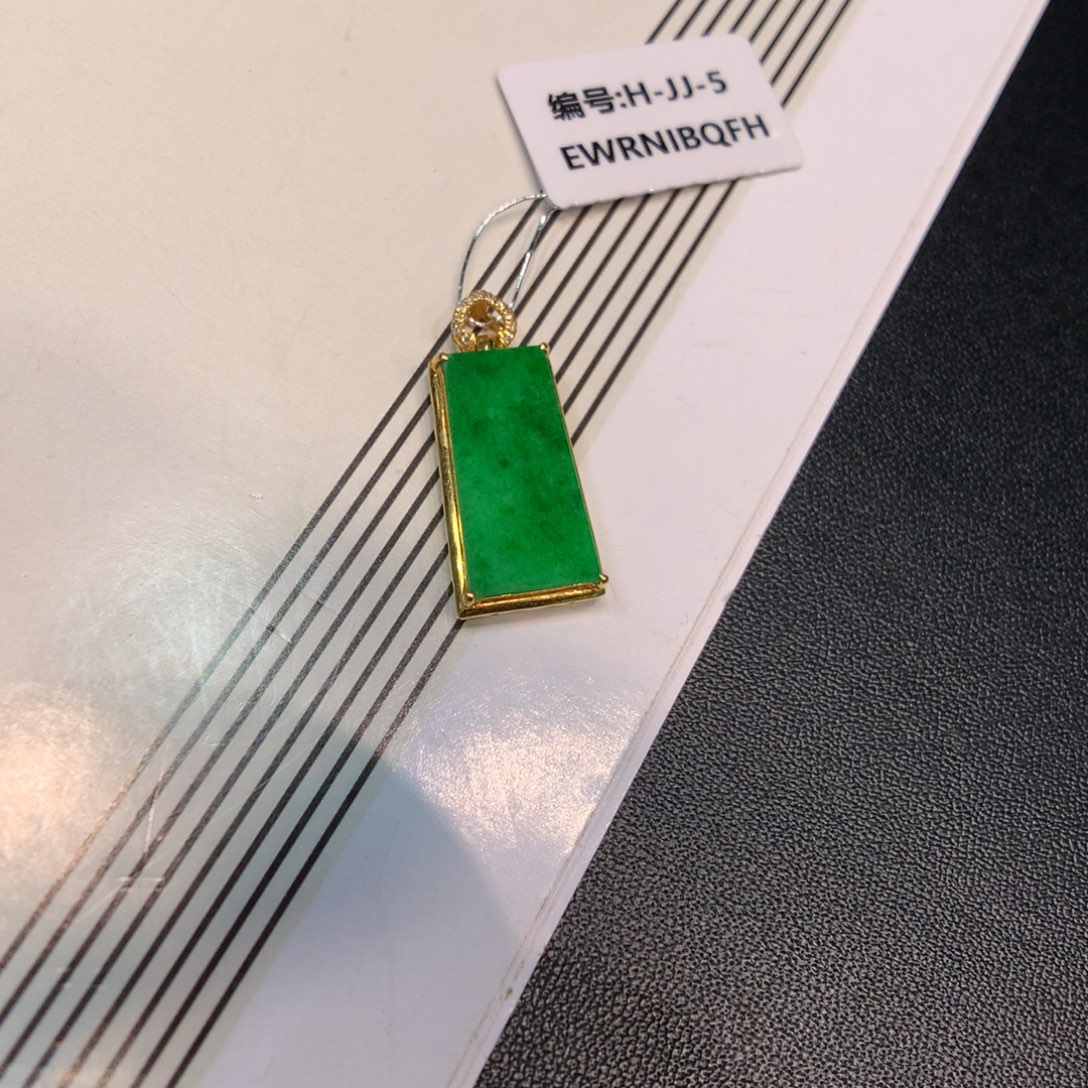 翡翠18K金镶嵌颈饰无事牌