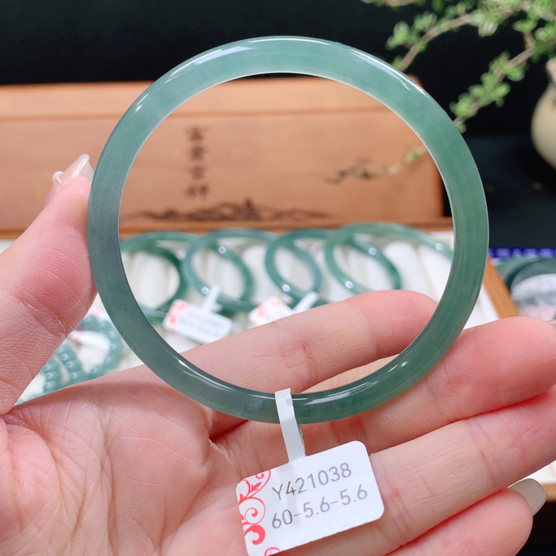 翡翠手镯未镶嵌天然