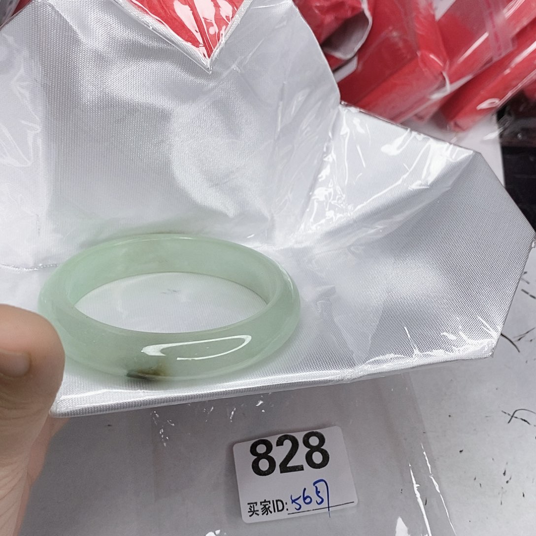 翡翠未镶嵌手镯一图一物实物为准（微瑕处理）