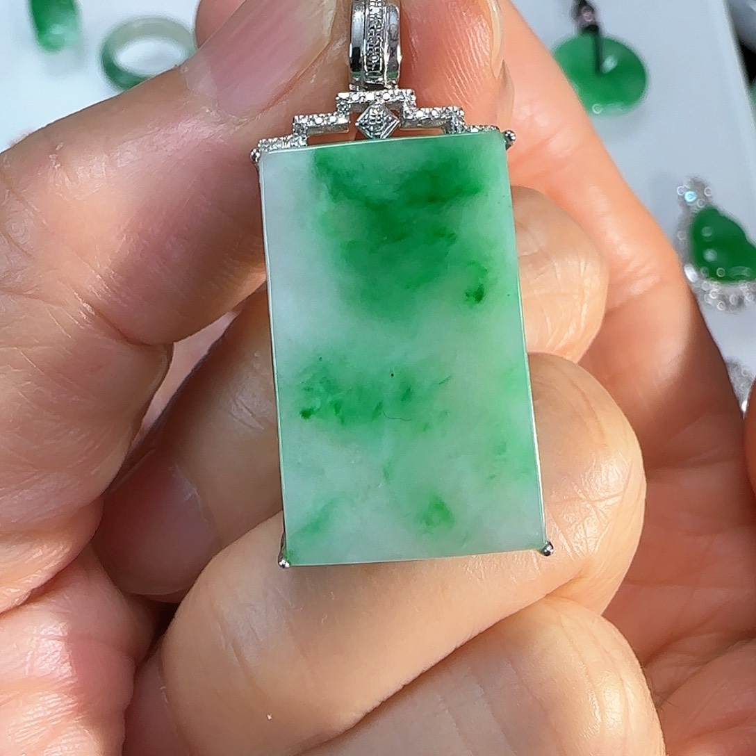 翡翠颈饰18K金镶嵌方牌