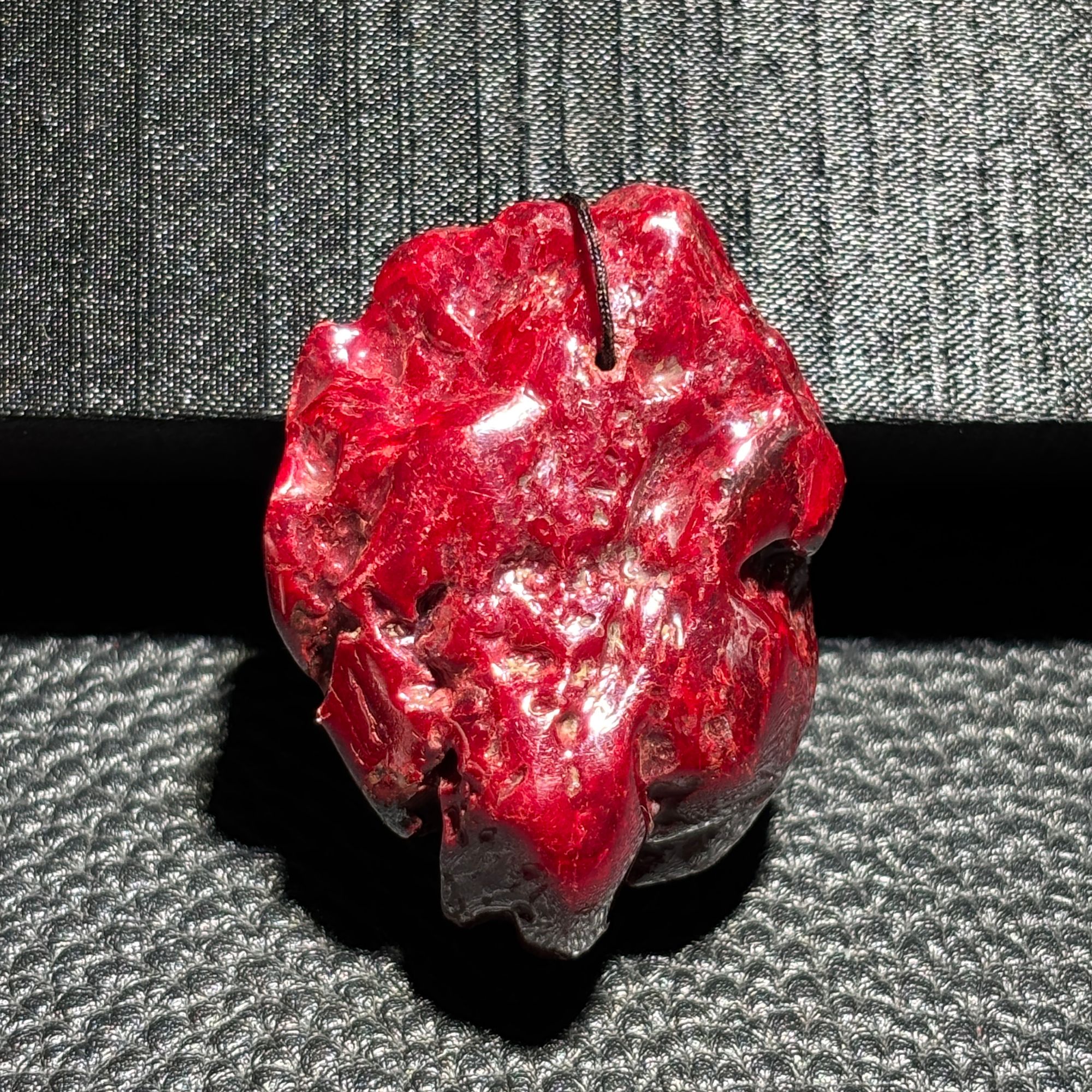 天然辰砂朱砂原矿石无根砂全透光吊坠男女款90.5克