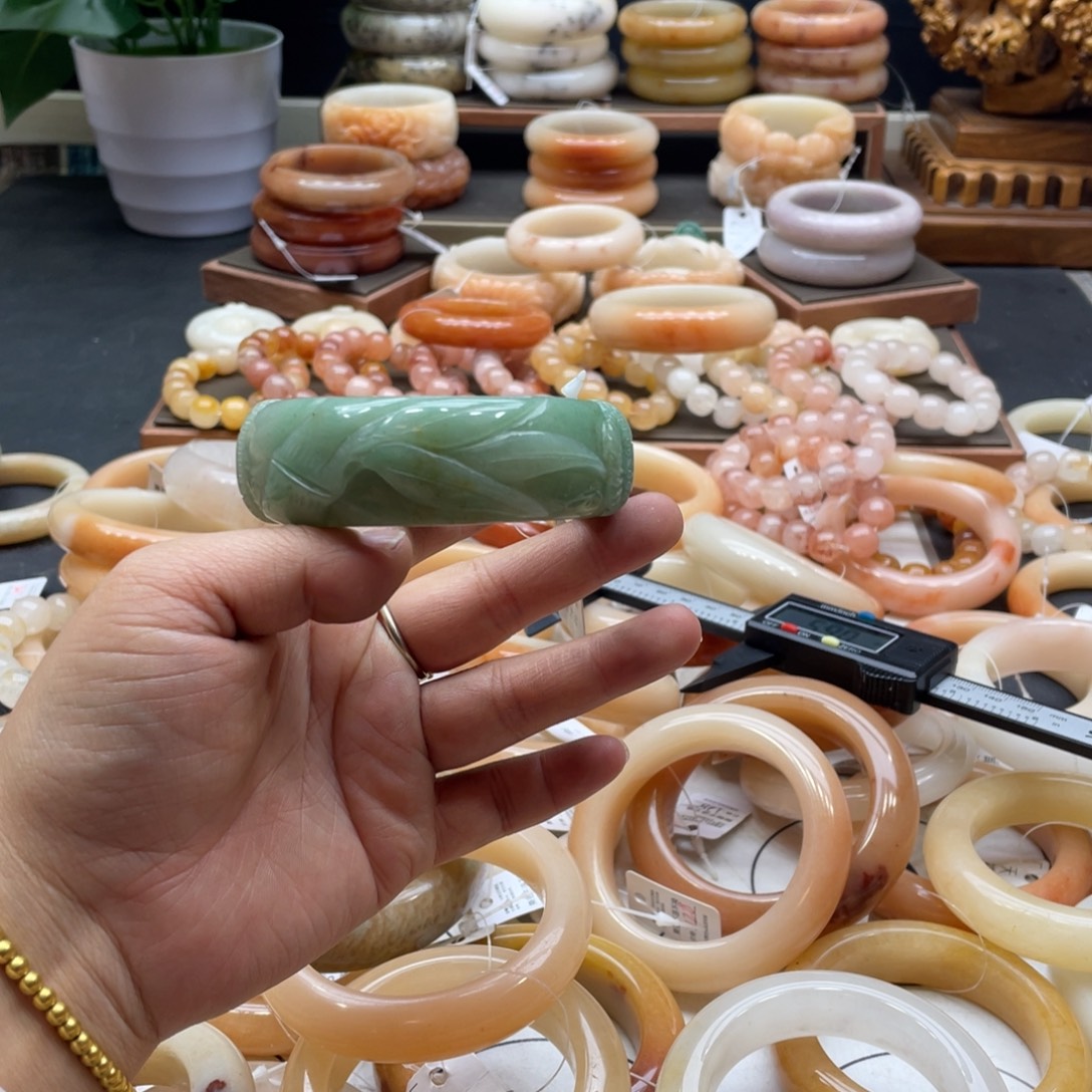 懒****石英岩玉未镶嵌手镯