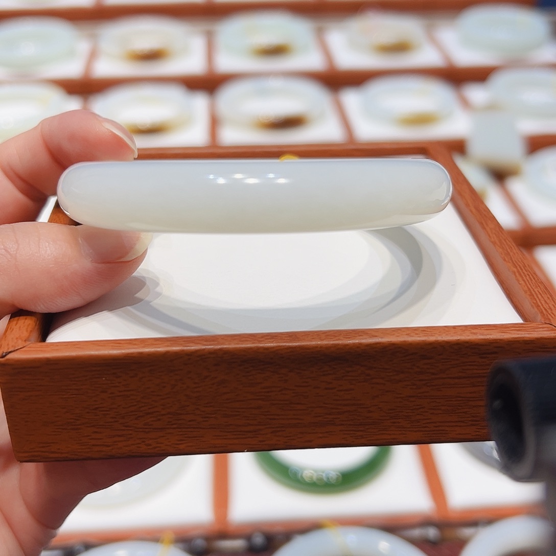 和田玉未镶嵌手镯