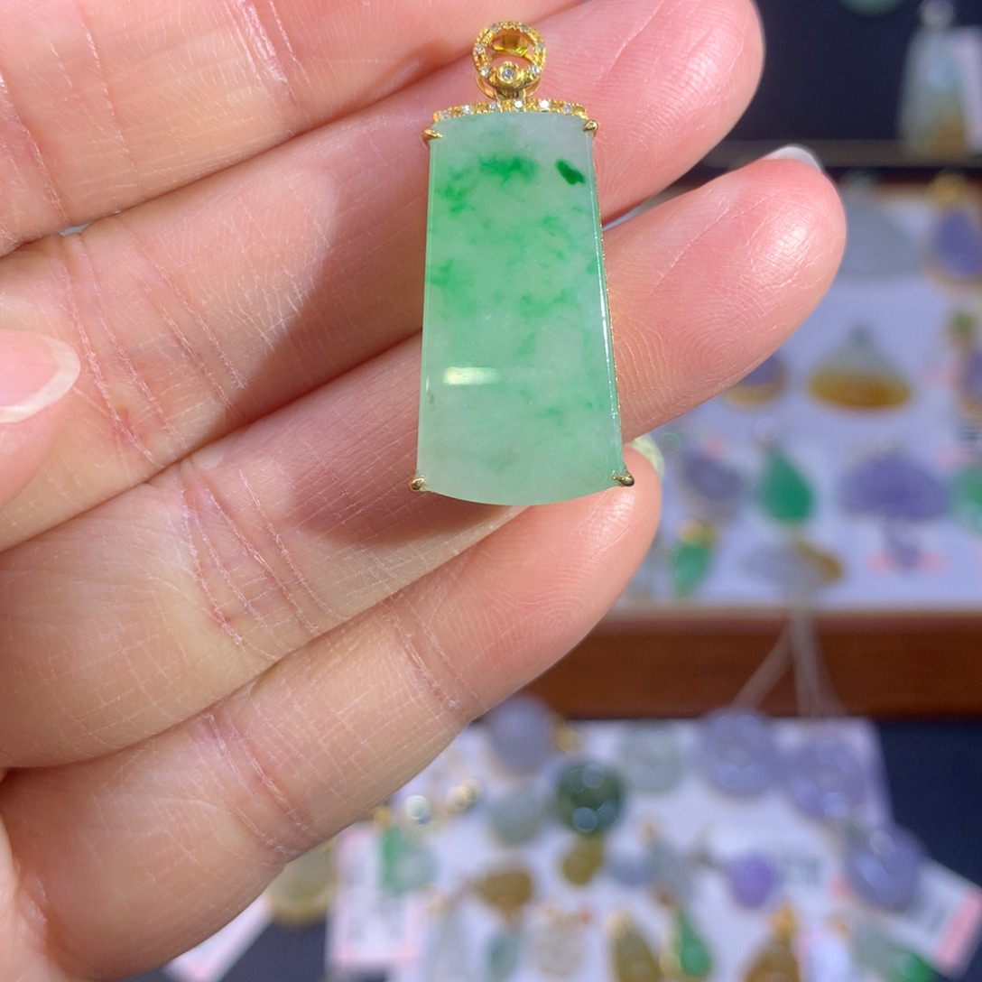 翡翠18K金镶嵌颈饰