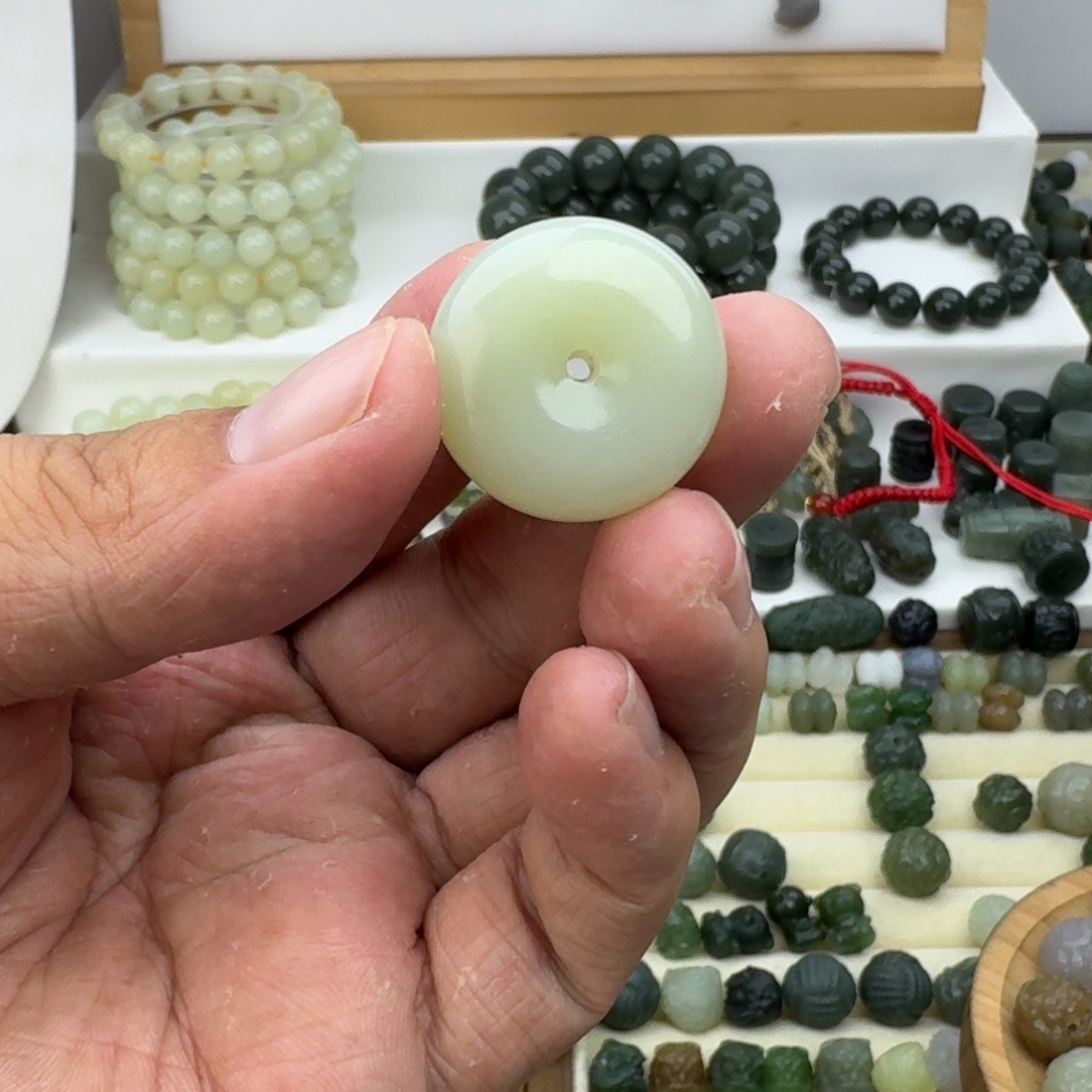 s***:和田玉未镶嵌珠宝半成品和田玉且末青白平安扣11×24㎜