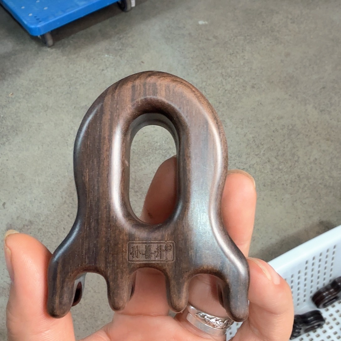 紫光檀圆空洞手部微瑕