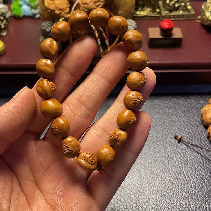 龙纹桃核雕刻瑕疵百福