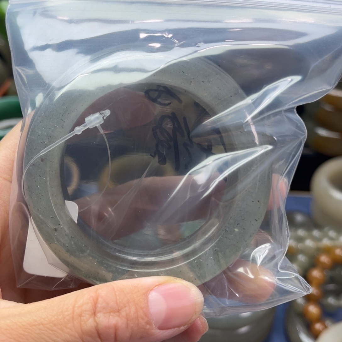 乐***寰石英质玉未镶嵌手镯