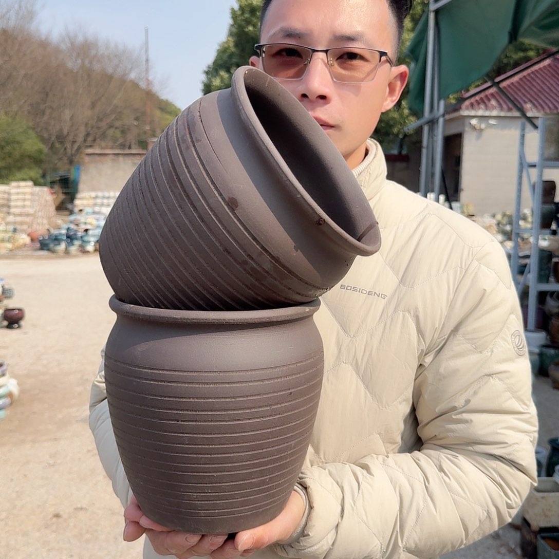 紫砂花盆口20高20（两个黑金刚