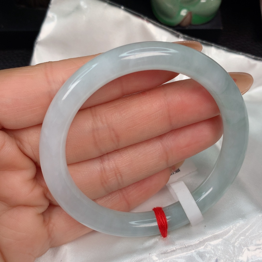 翡翠手镯未镶嵌…………