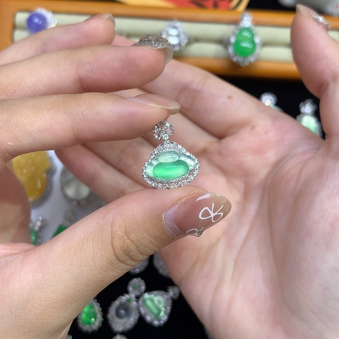 翡翠18K金镶嵌颈饰佛公