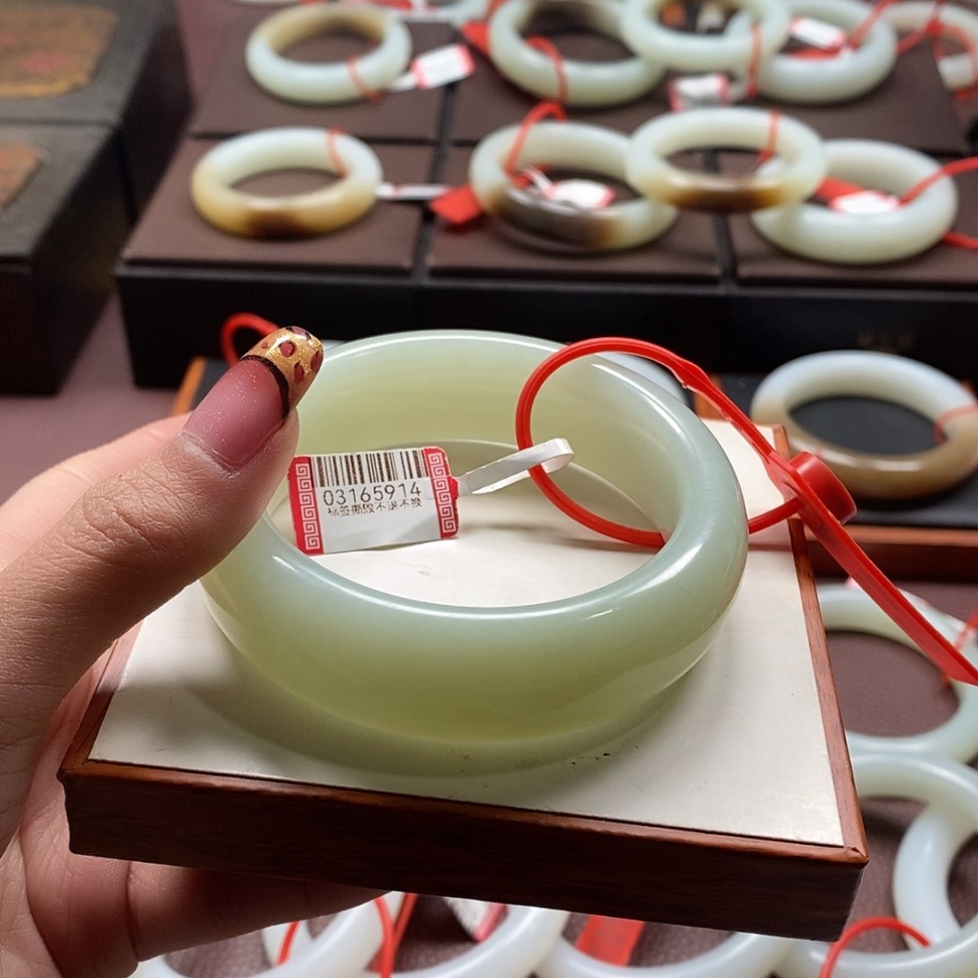 和田玉手镯未镶嵌