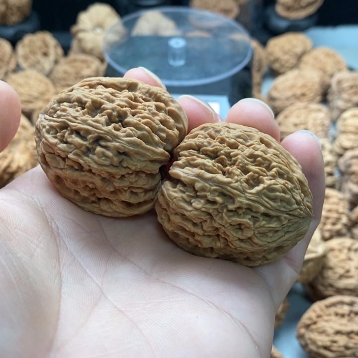 এ***࿐吊坠文玩核桃凹底拉丝高炮南疆石