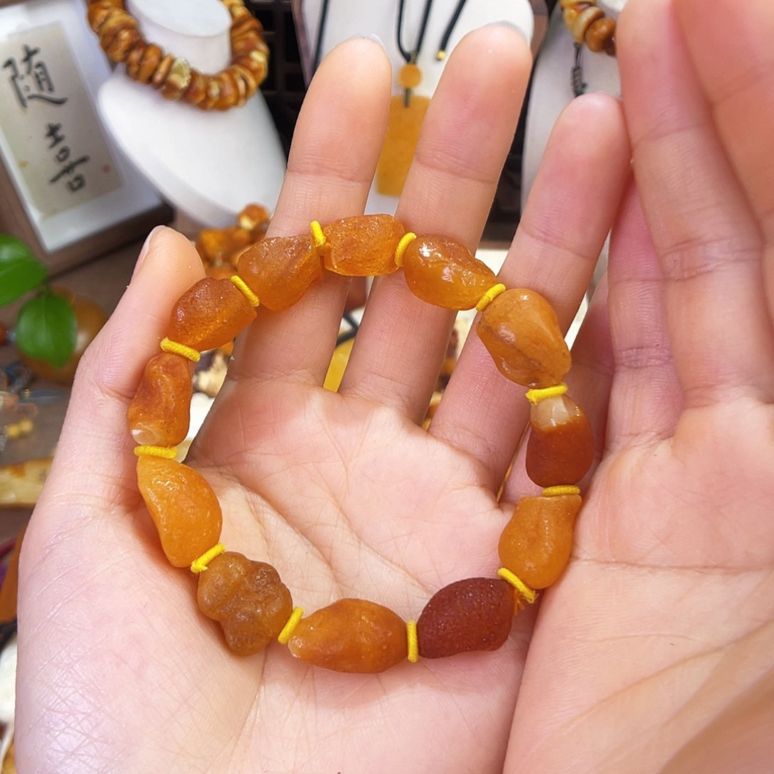 琥珀珠宝奇石未镶嵌遗***火。