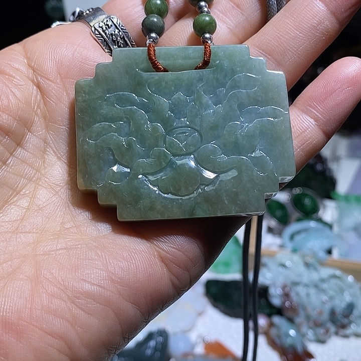 翡翠未镶嵌吊坠(赠链)