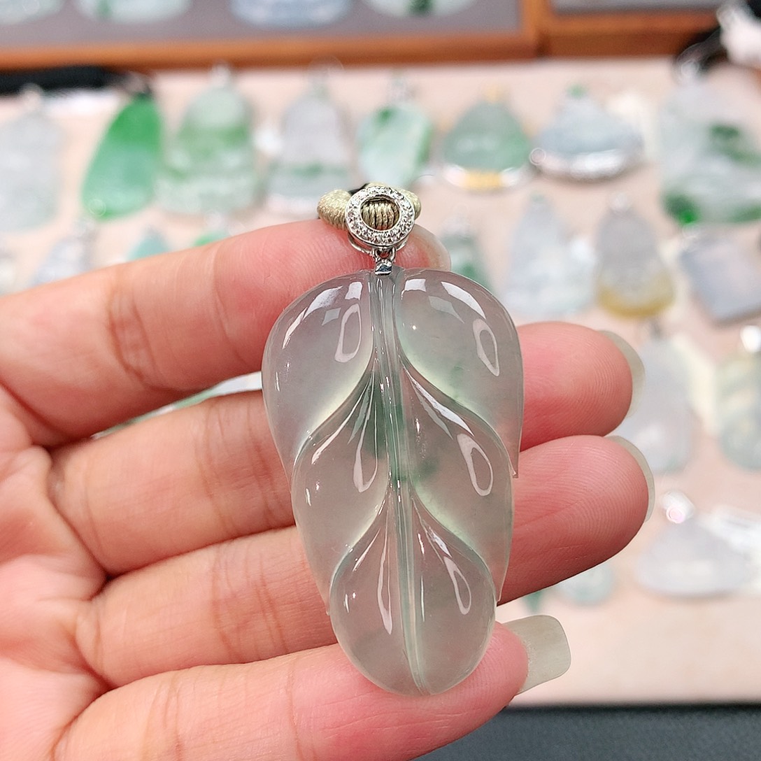 颈饰18K金镶嵌翡翠叶子