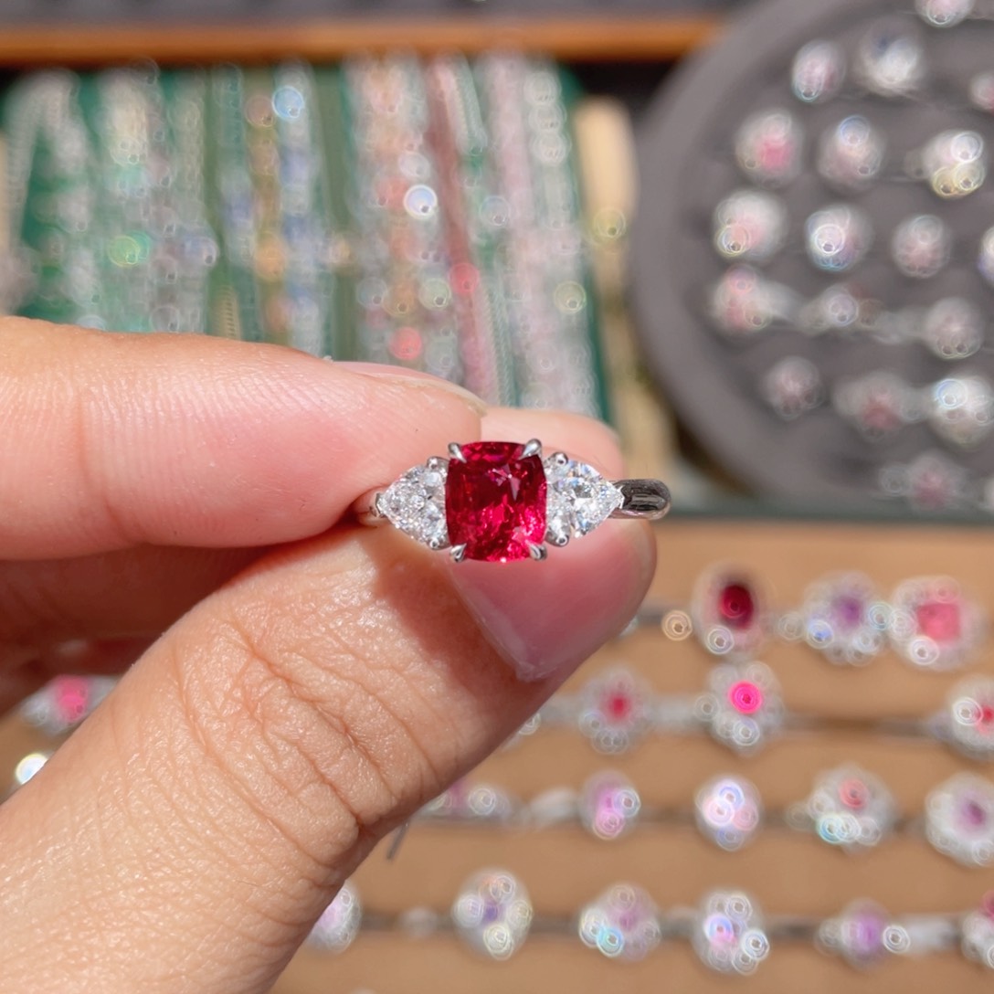 尖晶石戒指18K金镶嵌1.44ct 绝地