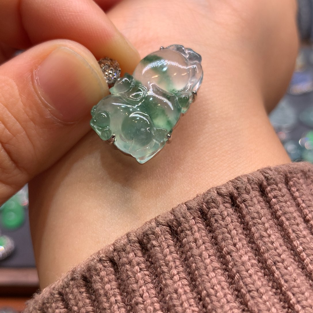 翡翠颈饰18K金镶嵌吊坠