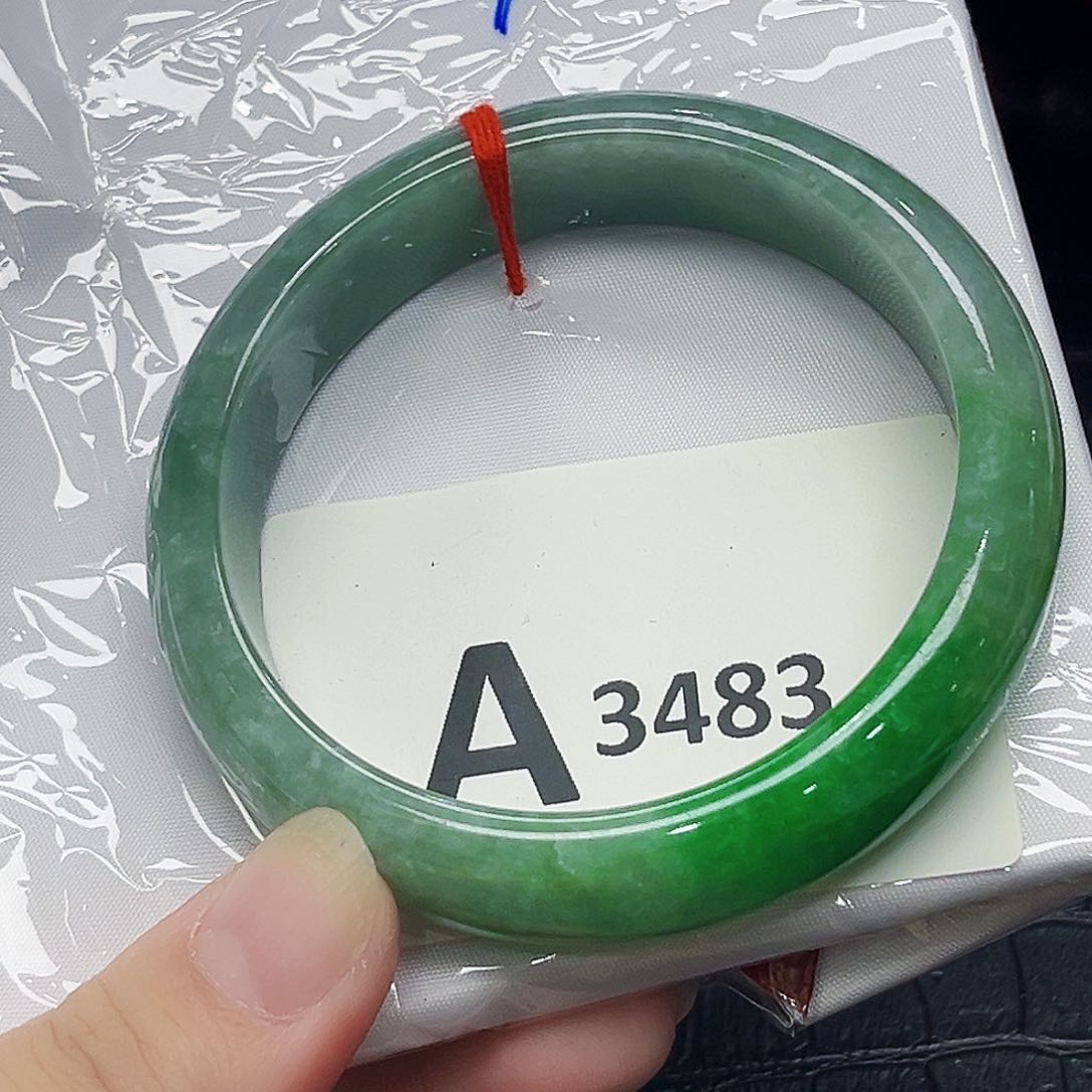 翡翠手镯未镶嵌微瑕