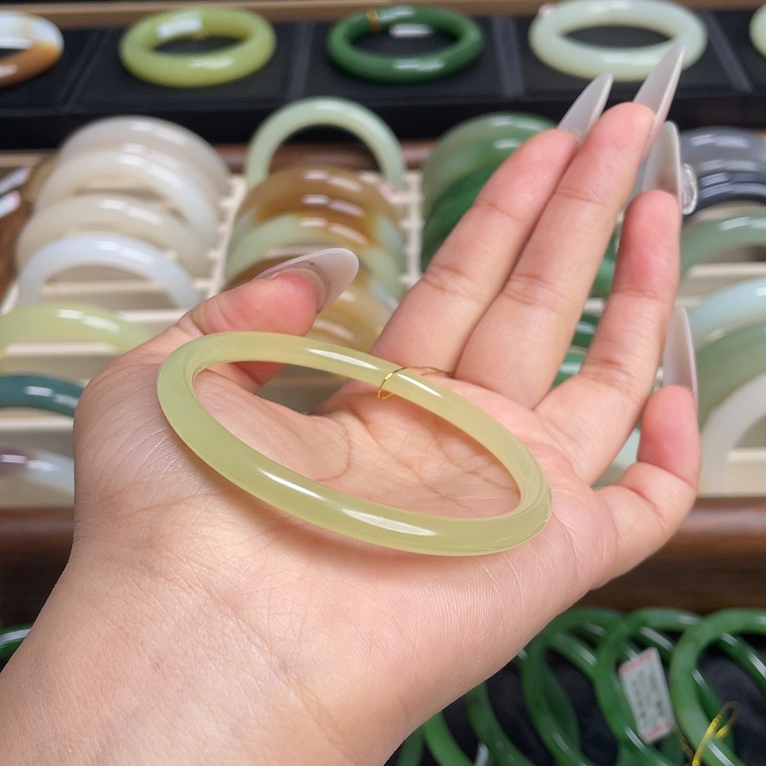 晨***绿和田玉未镶嵌手镯56