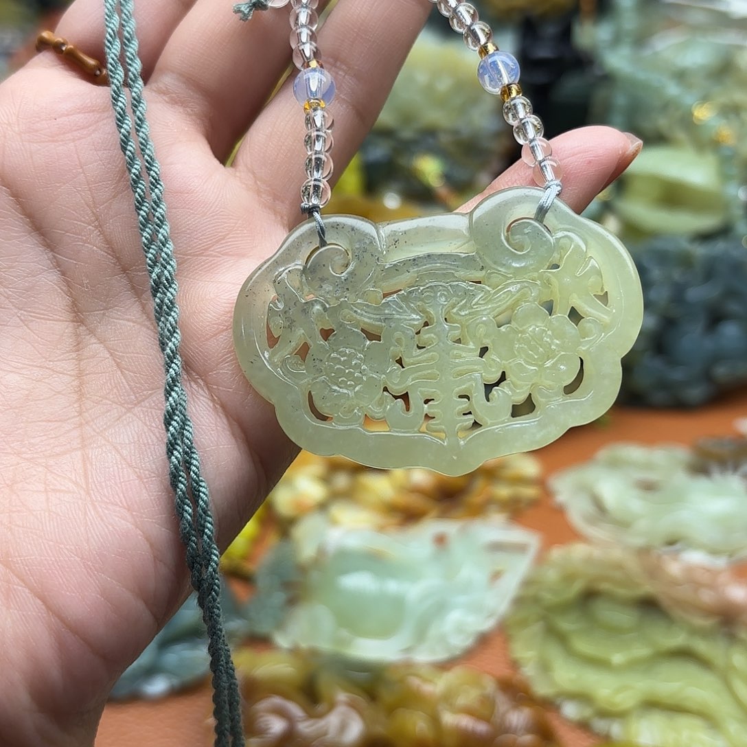 蛇纹石玉未镶嵌吊坠
