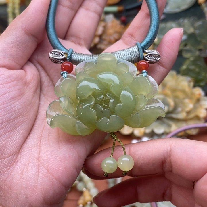 蛇纹石玉吊坠合金