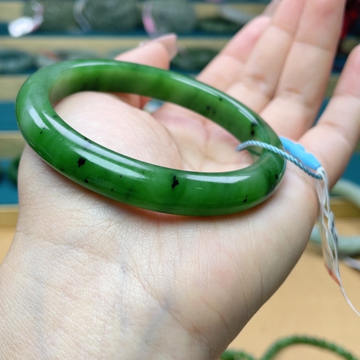 和田玉手镯59圈口。编号41未镶嵌