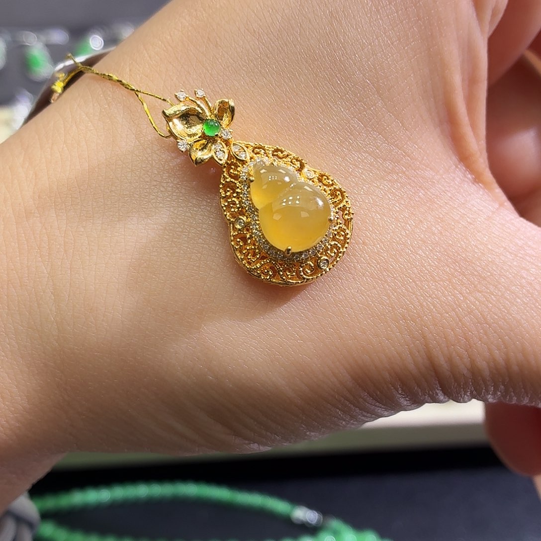 翡翠18K金镶嵌颈饰