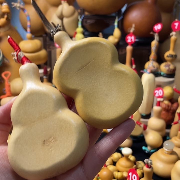 是***呀葫芦丝老师在讲台前讲